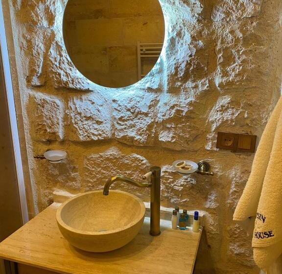 اتاق سوپریور با تخت بزرگ, çavuşin Cave House Cappadocia