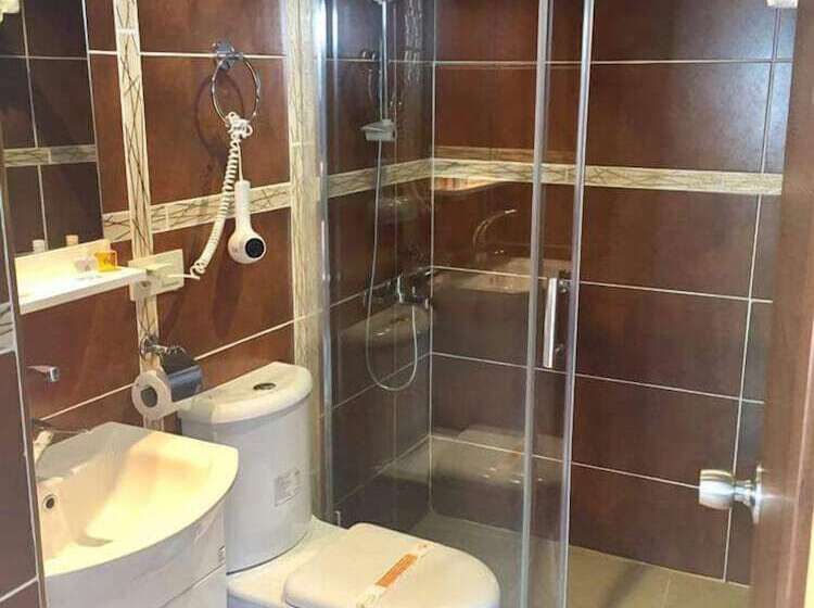تختخواب در اتاق مشترک, Karyola Otel   Caters To Men