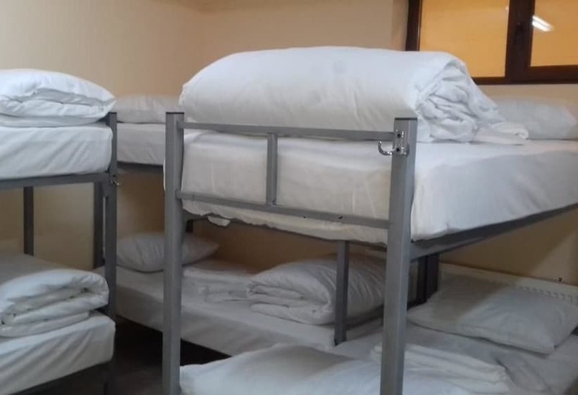 تختخواب در اتاق مشترک, Karyola Otel   Caters To Men