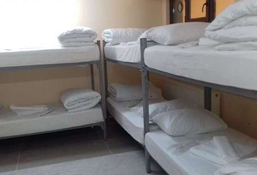 تختخواب در اتاق مشترک, Karyola Otel   Caters To Men