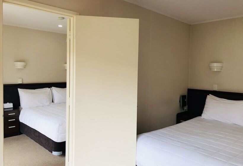 패밀리 룸, Tudor Court Motor Lodge