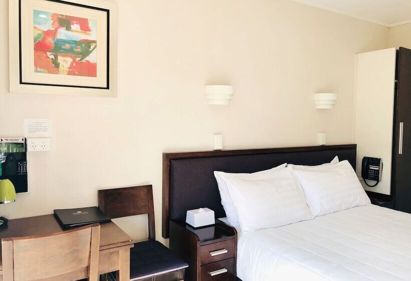 패밀리 룸, Tudor Court Motor Lodge
