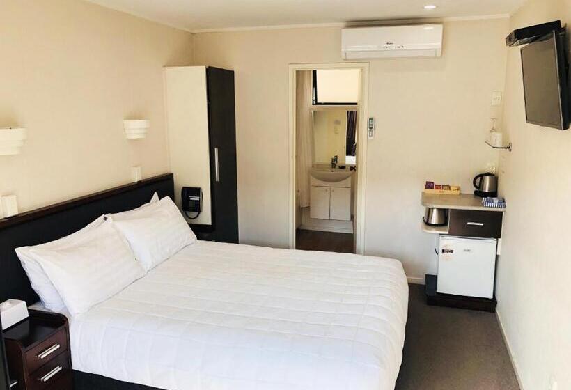 패밀리 룸, Tudor Court Motor Lodge