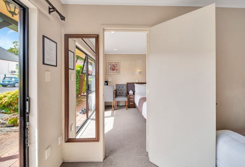 패밀리 룸, Tudor Court Motor Lodge