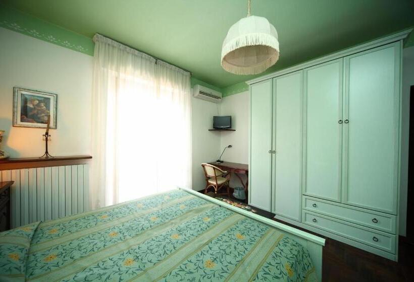 اتاق استاندارد سه نفره, B&b Francesco In Assisi