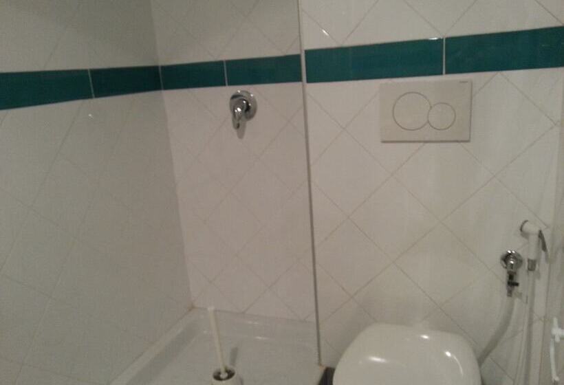 اتاق استاندارد چهارنفره با سرویس بهداشتی مشترک, Ostellin Genova Hostel