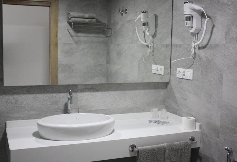 اتاق سوپریور سه تخته, Hostal Cervantes Playa