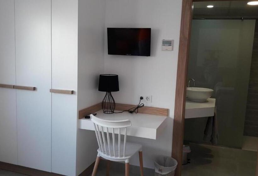اتاق سوپریور سه تخته, Hostal Cervantes Playa