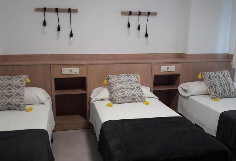 اتاق سوپریور سه تخته, Hostal Cervantes Playa