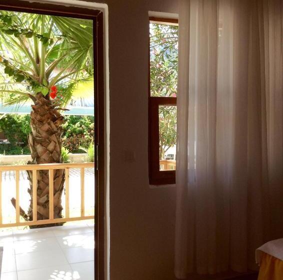 Трехместный Номер Стандарт с Балконом, Sunset Boutique Hotel & Apartments