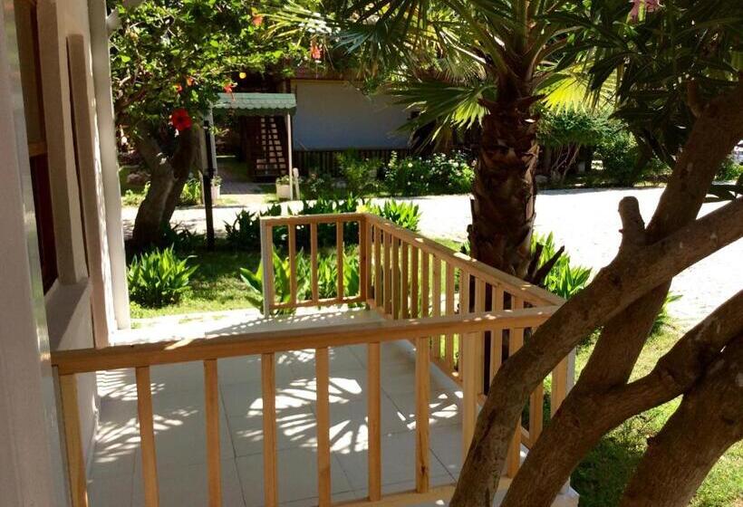 Трехместный Номер Стандарт с Балконом, Sunset Boutique Hotel & Apartments