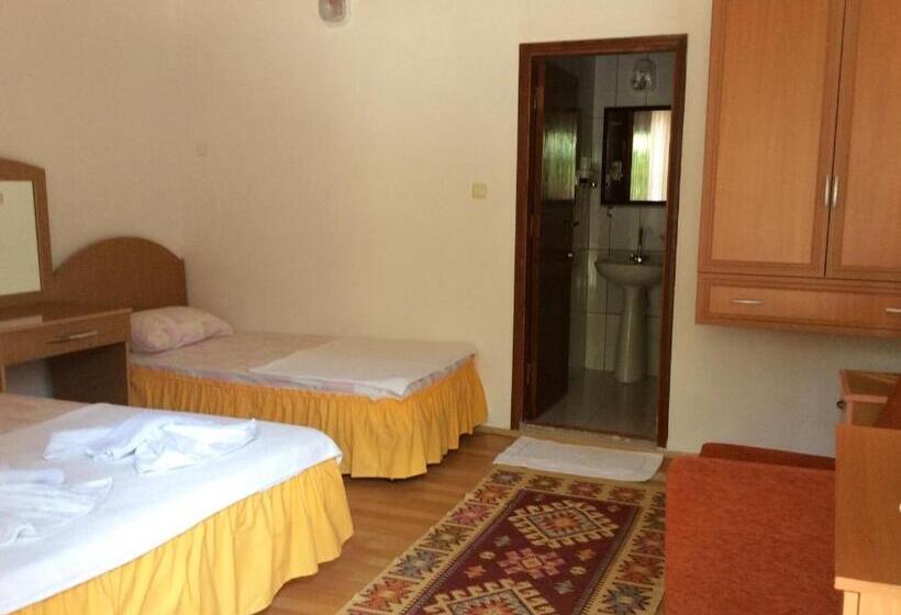 Трехместный Номер Стандарт с Балконом, Sunset Boutique Hotel & Apartments