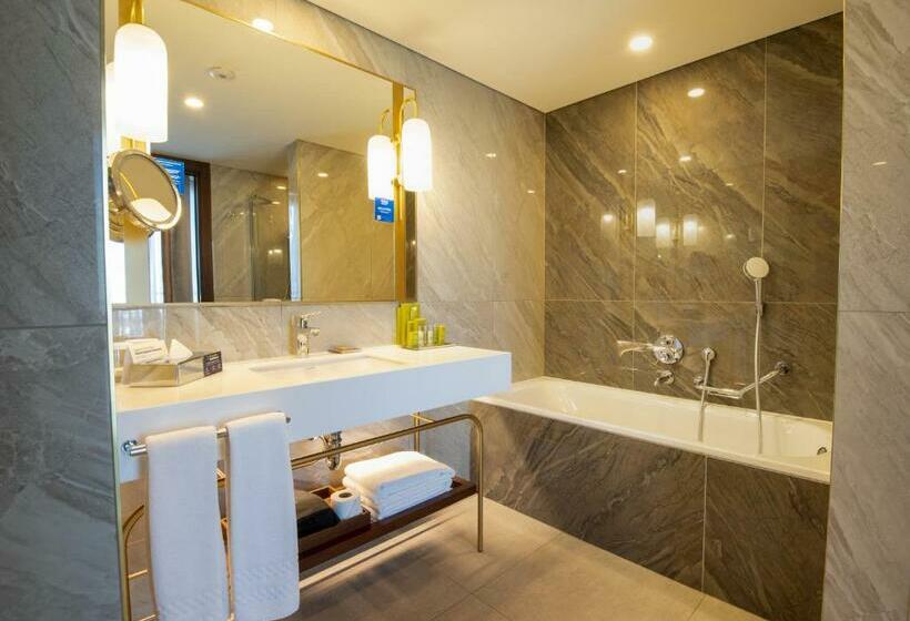 اتاق سوپریور با تخت بزرگ, Doubletree By Hilton Antalya City Centre