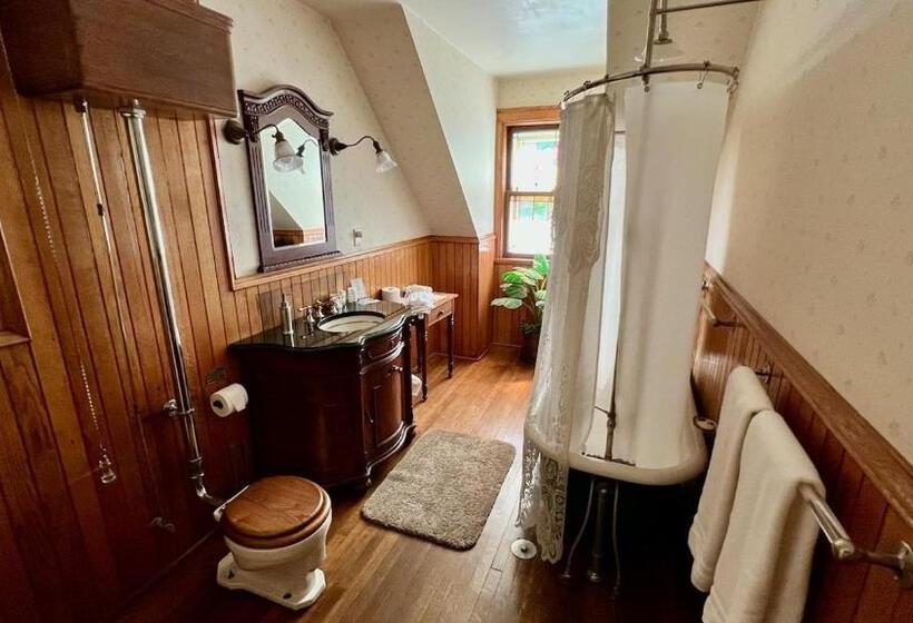اتاق استاندارد, The Hancock House Bed & Breakfast Inn