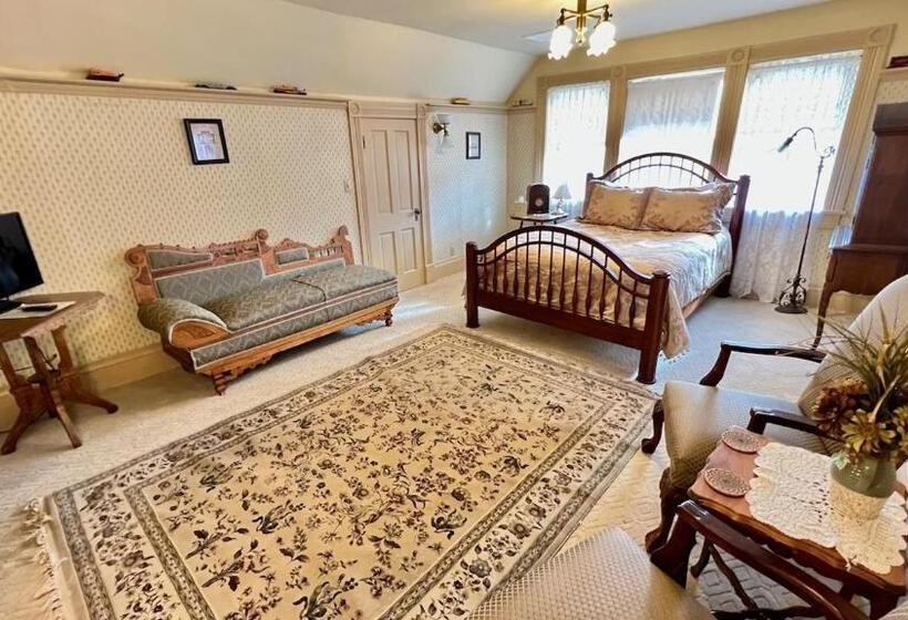 اتاق استاندارد, The Hancock House Bed & Breakfast Inn