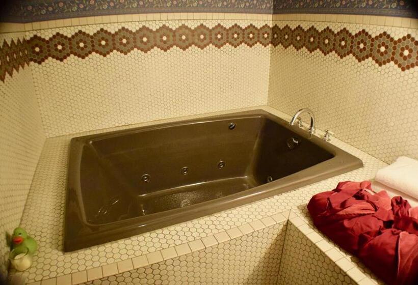 سوئیت با وان آب گرم, The Hancock House Bed & Breakfast Inn
