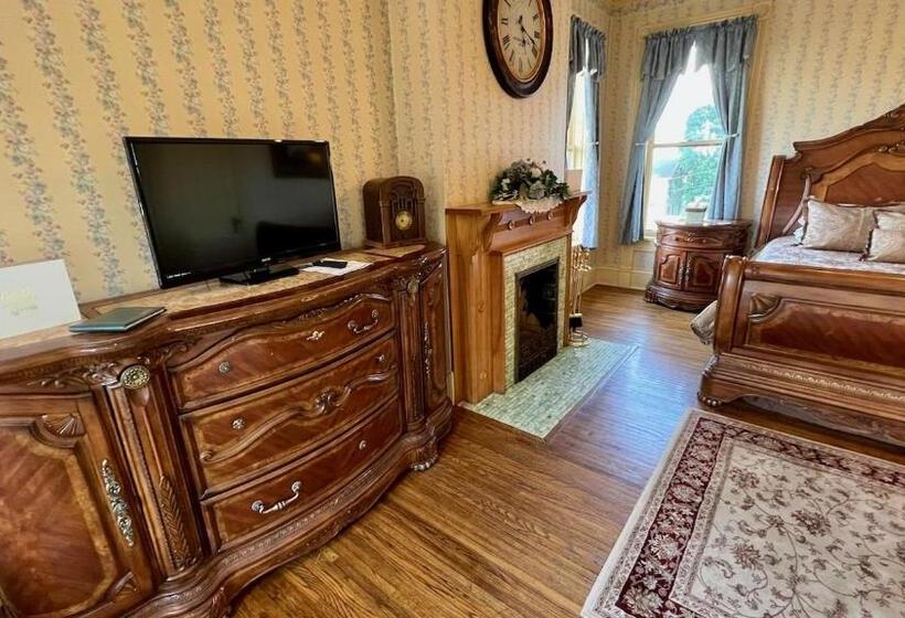 اتاق لوکس, The Hancock House Bed & Breakfast Inn