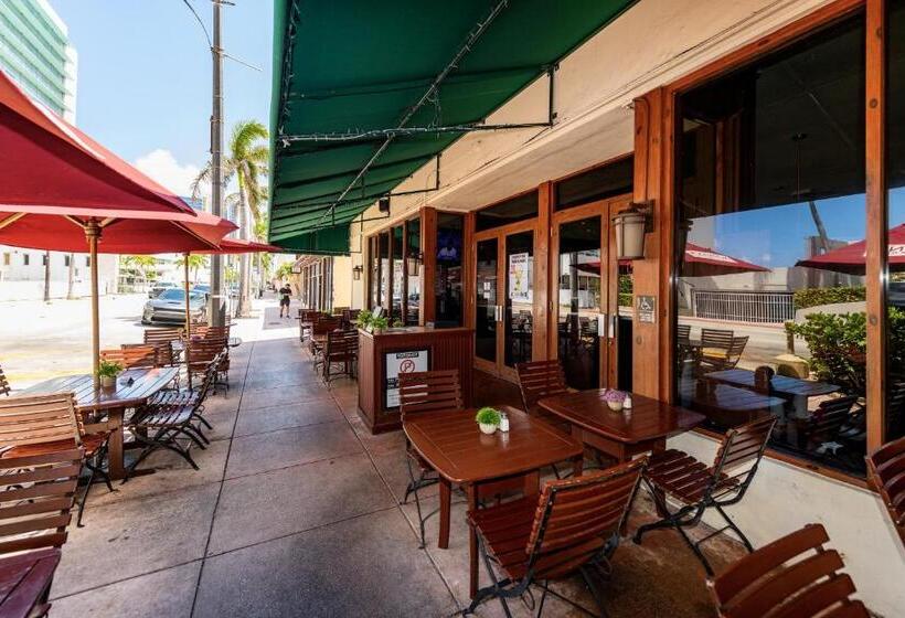 إستوديو سوبيريور, Norman S Hotel And Dining