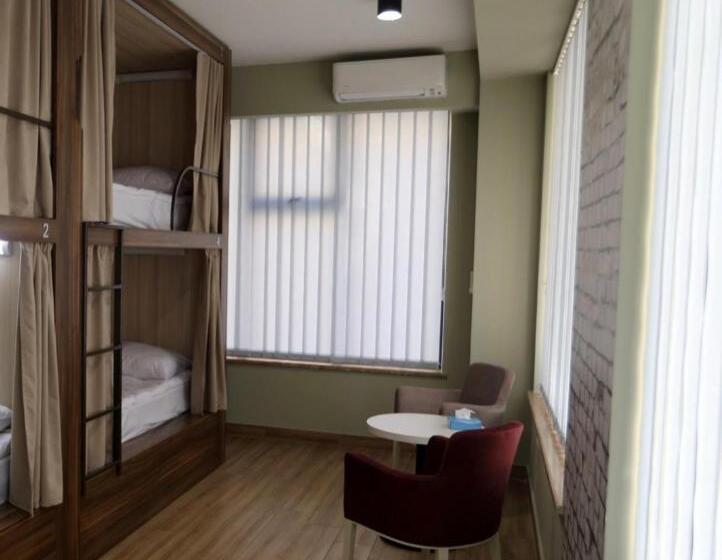 اتاق خانوادگی, Loft Host Yerevan