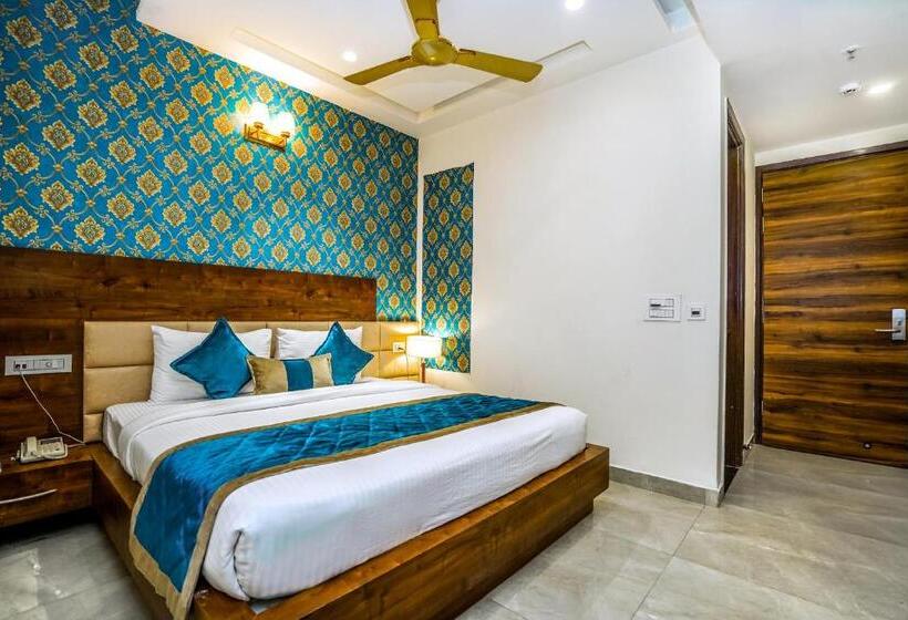 اتاق اجرایی, Amritsar Grand