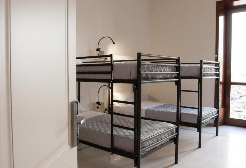 تختخواب در اتاق مشترک, Lobby Collective Hostel  Lecce