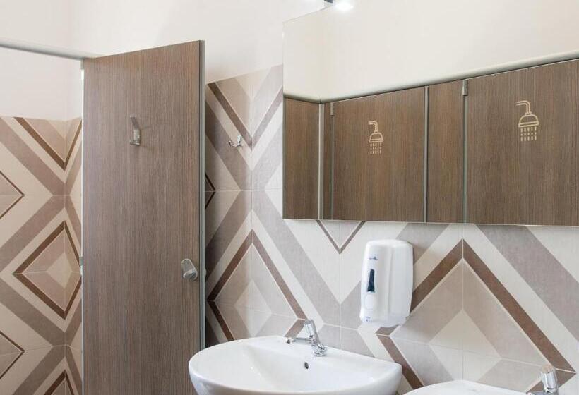 اتاق اکونومی با حمام مشترک, Lobby Collective Hostel  Lecce