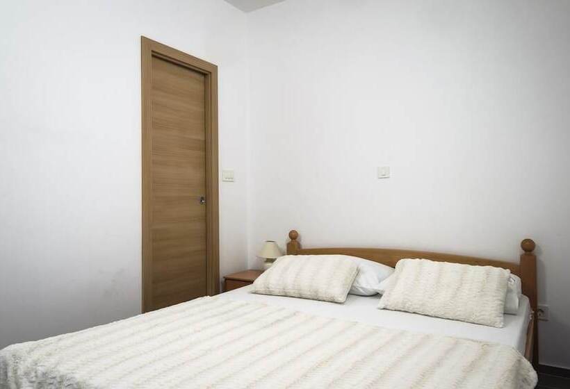 استودیوی استاندارد, La Perla Apartments