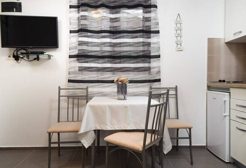 استودیوی استاندارد, La Perla Apartments