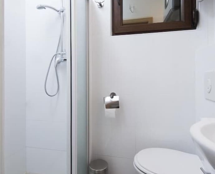 استودیوی استاندارد, La Perla Apartments