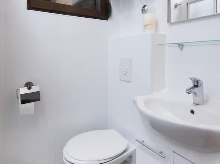 استودیوی استاندارد, La Perla Apartments