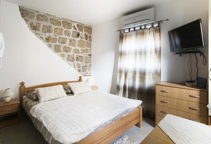 استودیو کامفورت, La Perla Apartments