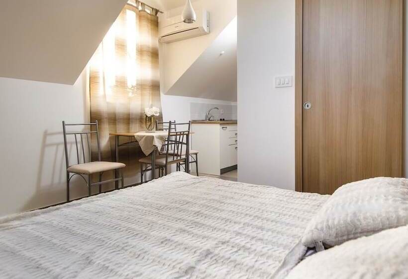 استودیو کامفورت, La Perla Apartments