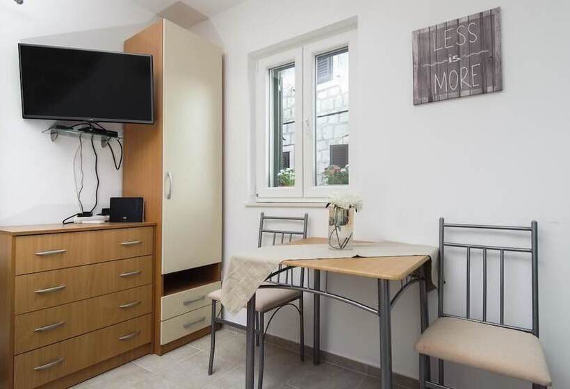 استودیو کامفورت, La Perla Apartments