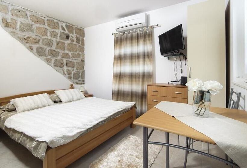 استودیو کامفورت, La Perla Apartments