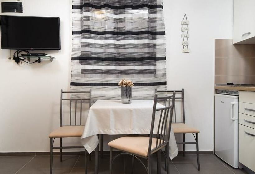 استودیوی استاندارد, La Perla Apartments