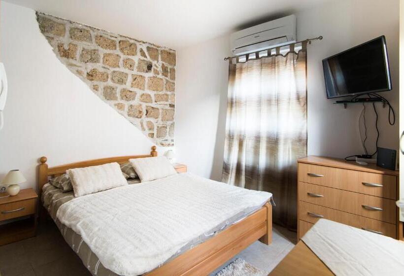 استودیو کامفورت, La Perla Apartments