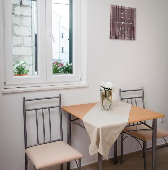 استودیو کامفورت, La Perla Apartments