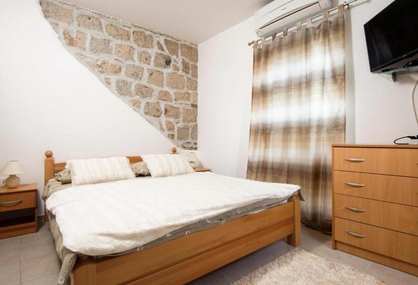 استودیو کامفورت, La Perla Apartments