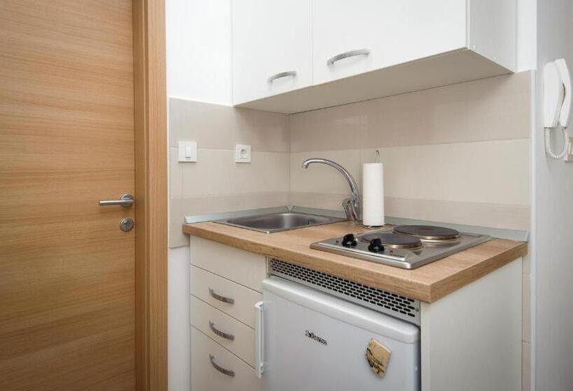 استودیو کامفورت, La Perla Apartments