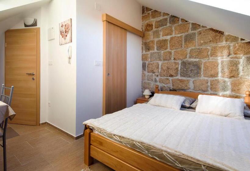 استودیوی استاندارد, La Perla Apartments
