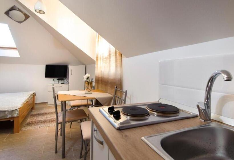 استودیوی استاندارد, La Perla Apartments