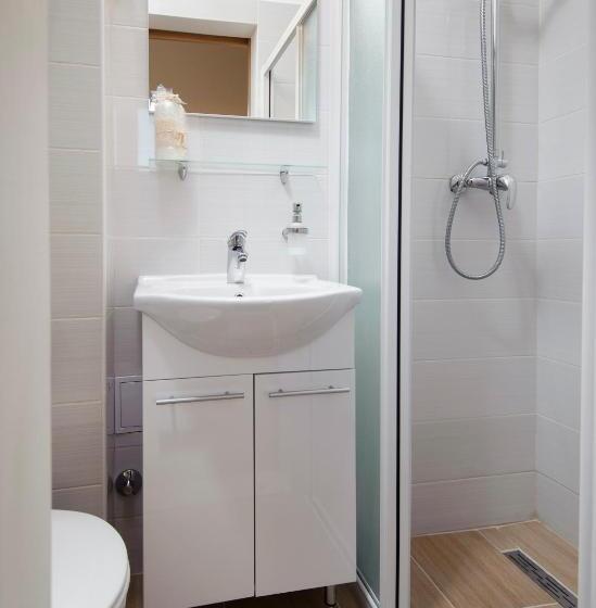 استودیوی استاندارد, La Perla Apartments