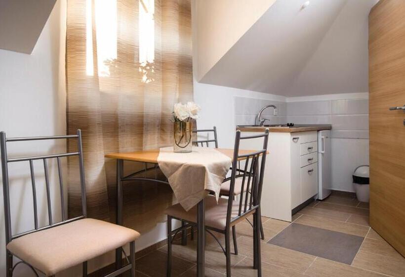 استودیوی استاندارد, La Perla Apartments