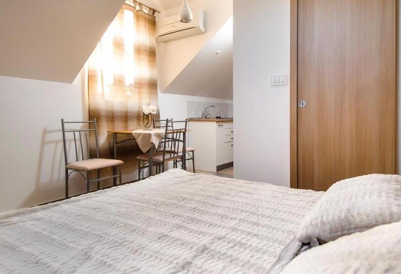 استودیوی استاندارد, La Perla Apartments