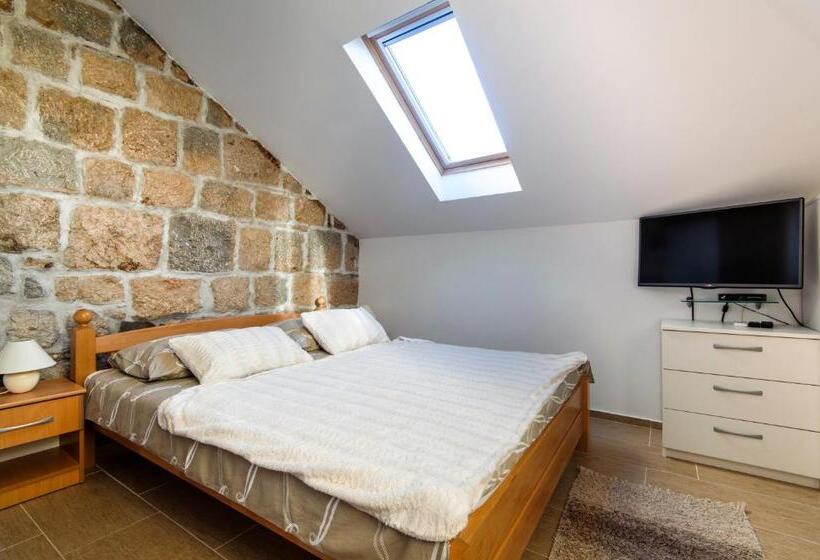 استودیوی استاندارد, La Perla Apartments