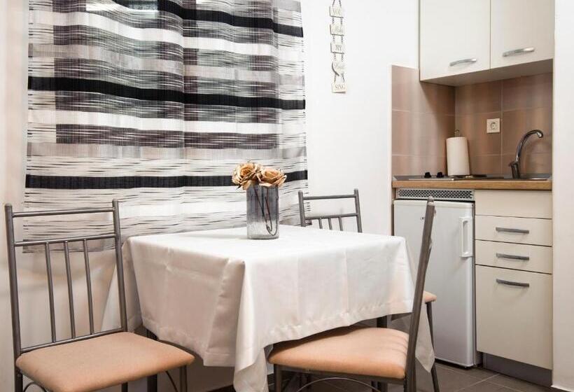 Economy Studio, La Perla Apartments