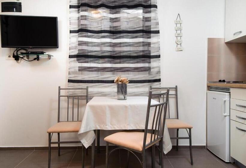 Economy Studio, La Perla Apartments