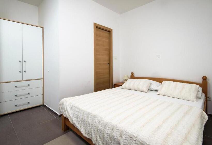 Economy Studio, La Perla Apartments