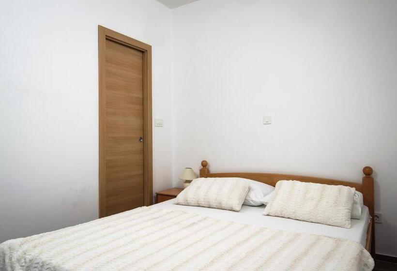 Economy Studio, La Perla Apartments