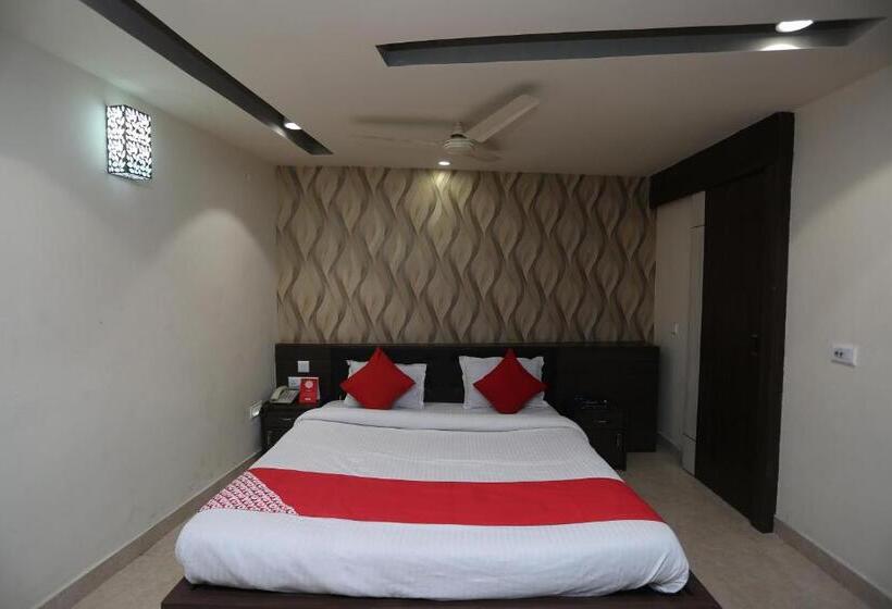 اتاق استاندارد, Crown Plaza By Oyo Rooms